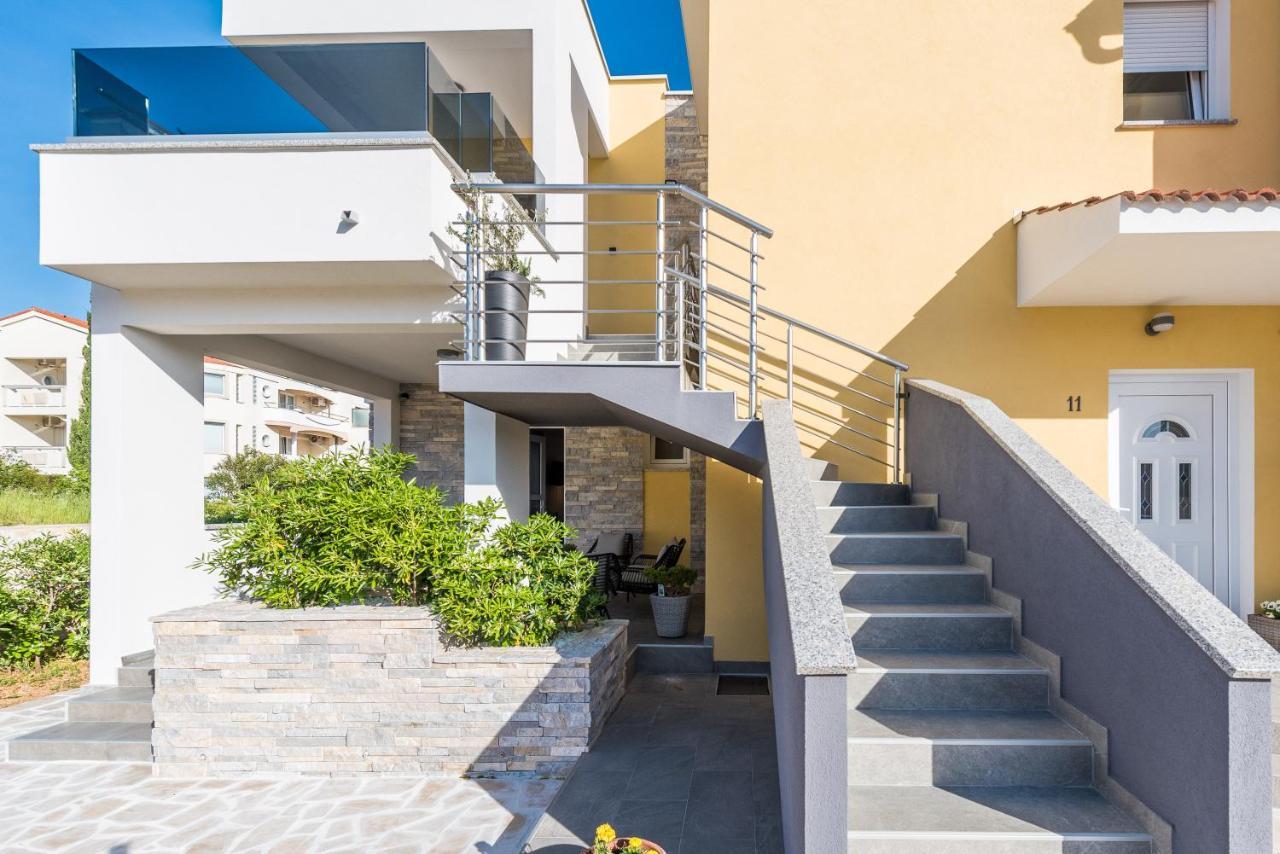 Apartments Yellow Novalja Exterior foto